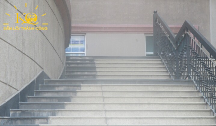 Lối thang bộ tại tòa nhà The Manor