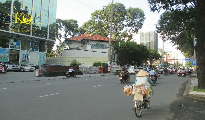 Con đường phía trước tòa nhà SaiGon Co.op building