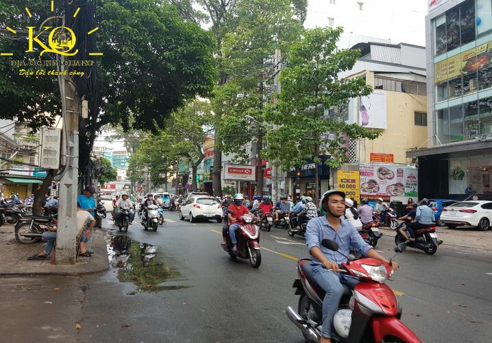Giao thông phía trước tòa nhà Saigon Mall