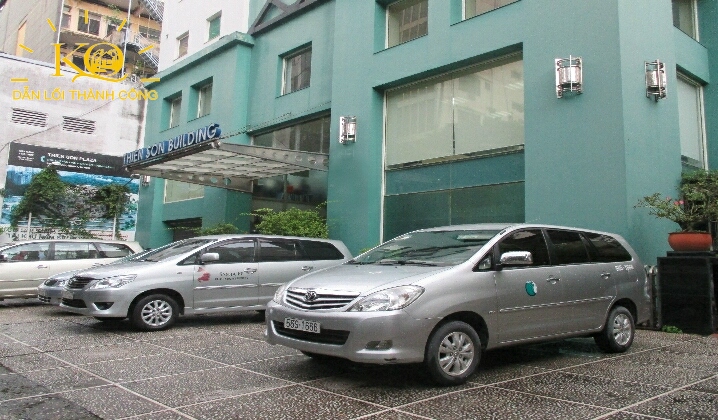 Phía trước tòa nhà Thiên Sơn Building