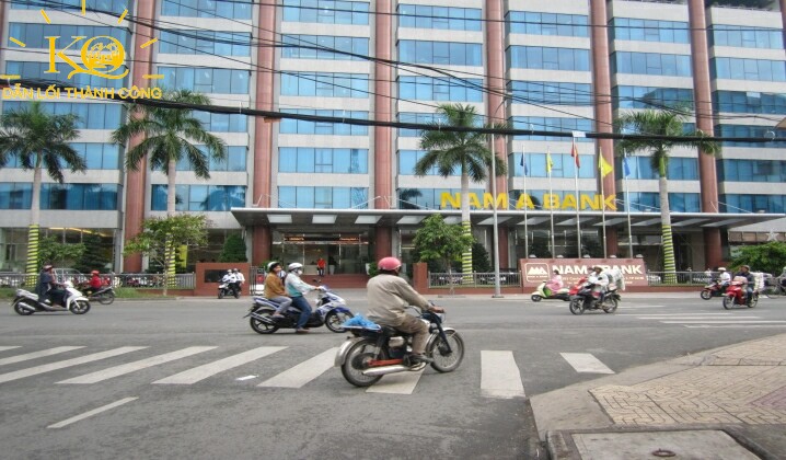 Phía trước tòa nhà Nam Á Bank building