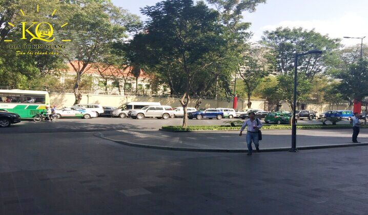 Con đường phía trước tòa nhà mPlaza Saigon