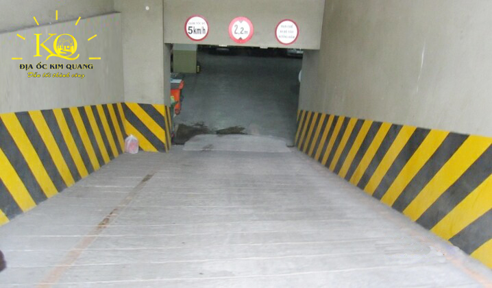 Lối xuống hầm gửi xe tòa nhà PVC Sài Gòn Building