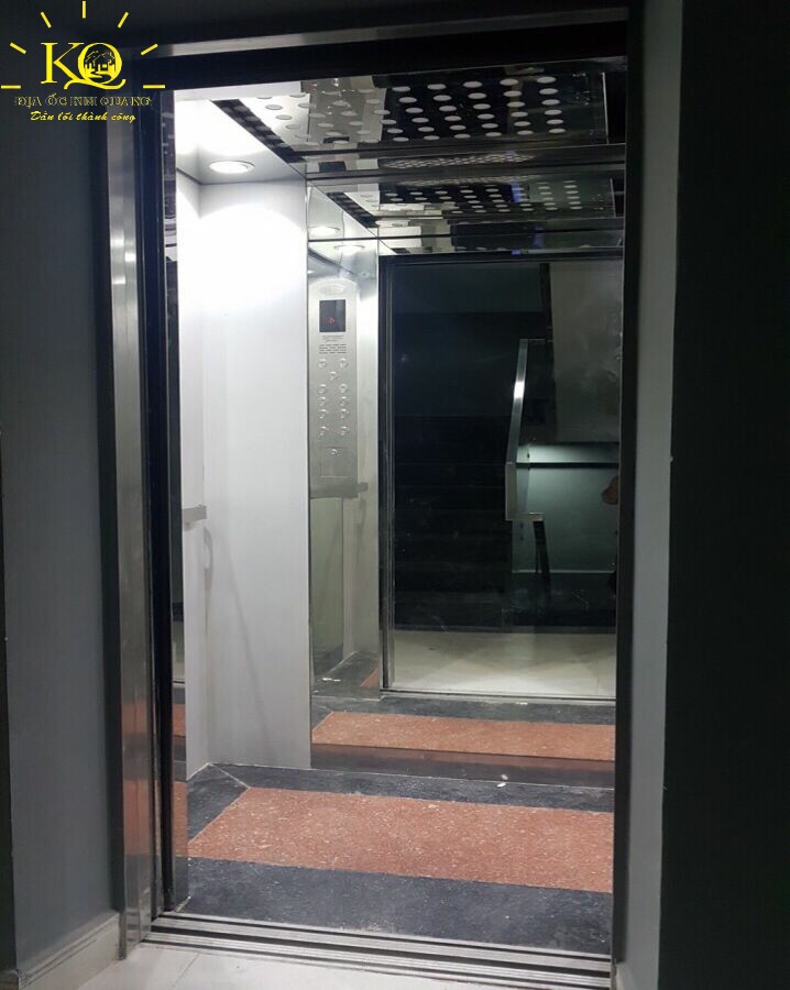 Khu vực thang máy tại tòa nhà Việt Office