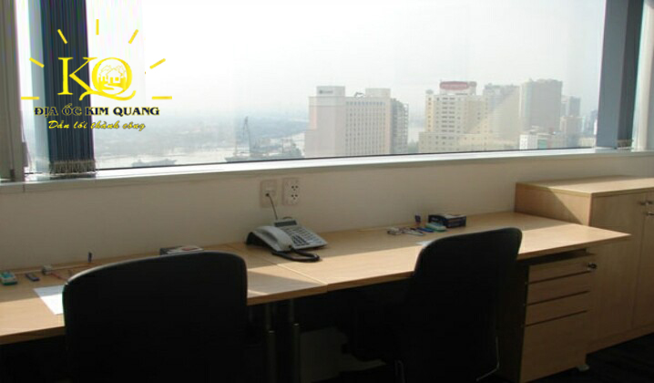 Một văn phòng làm việc có view hướng thành phố
