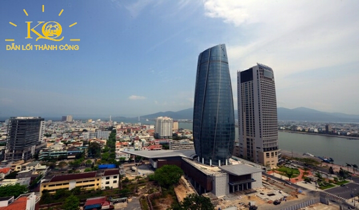 Tòa nhà hành chính gần con sông Hàn nổi tiếng của thành phố Đà Nẵng.