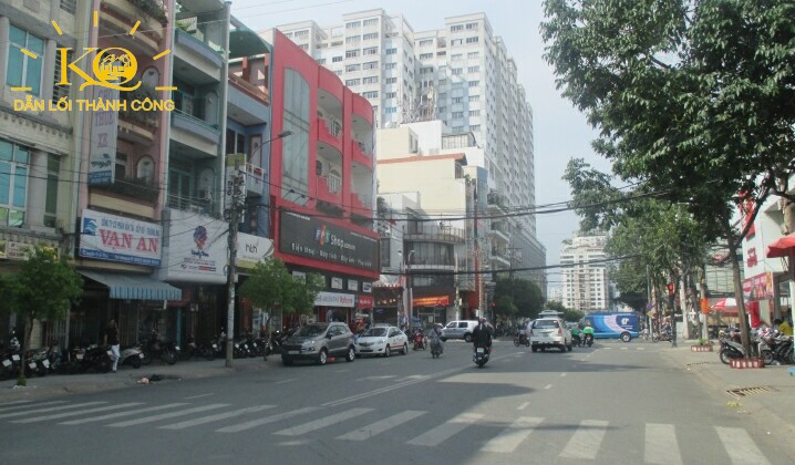 Hình chụp con đường phía trước tòa nhà
