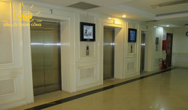 Hình chụp hệ thống 3 thang máy hiện đại của tòa nhà Scetpa