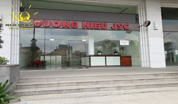 Phía trước tòa nhà Saigon Pearl JSC 